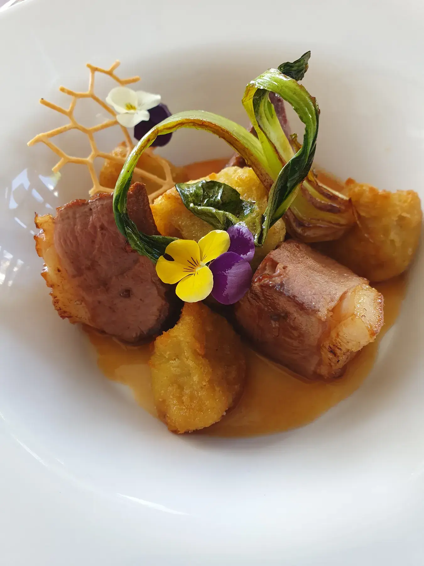 Canard rôti, croquettes dorées, jeunes légumes et jus corsé