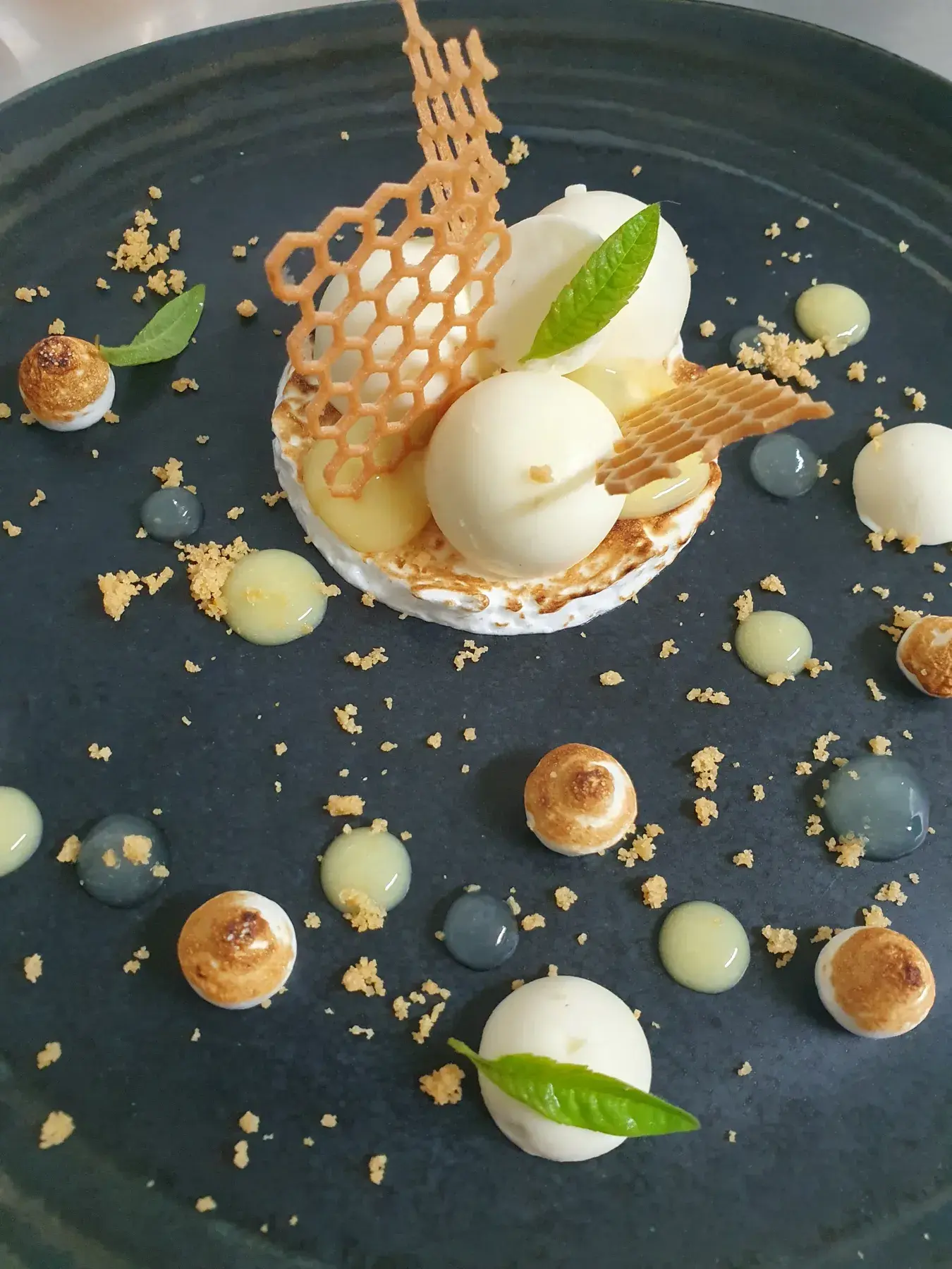 Dessert glacé, tuile caramel alvéolée et meringues brûlées
