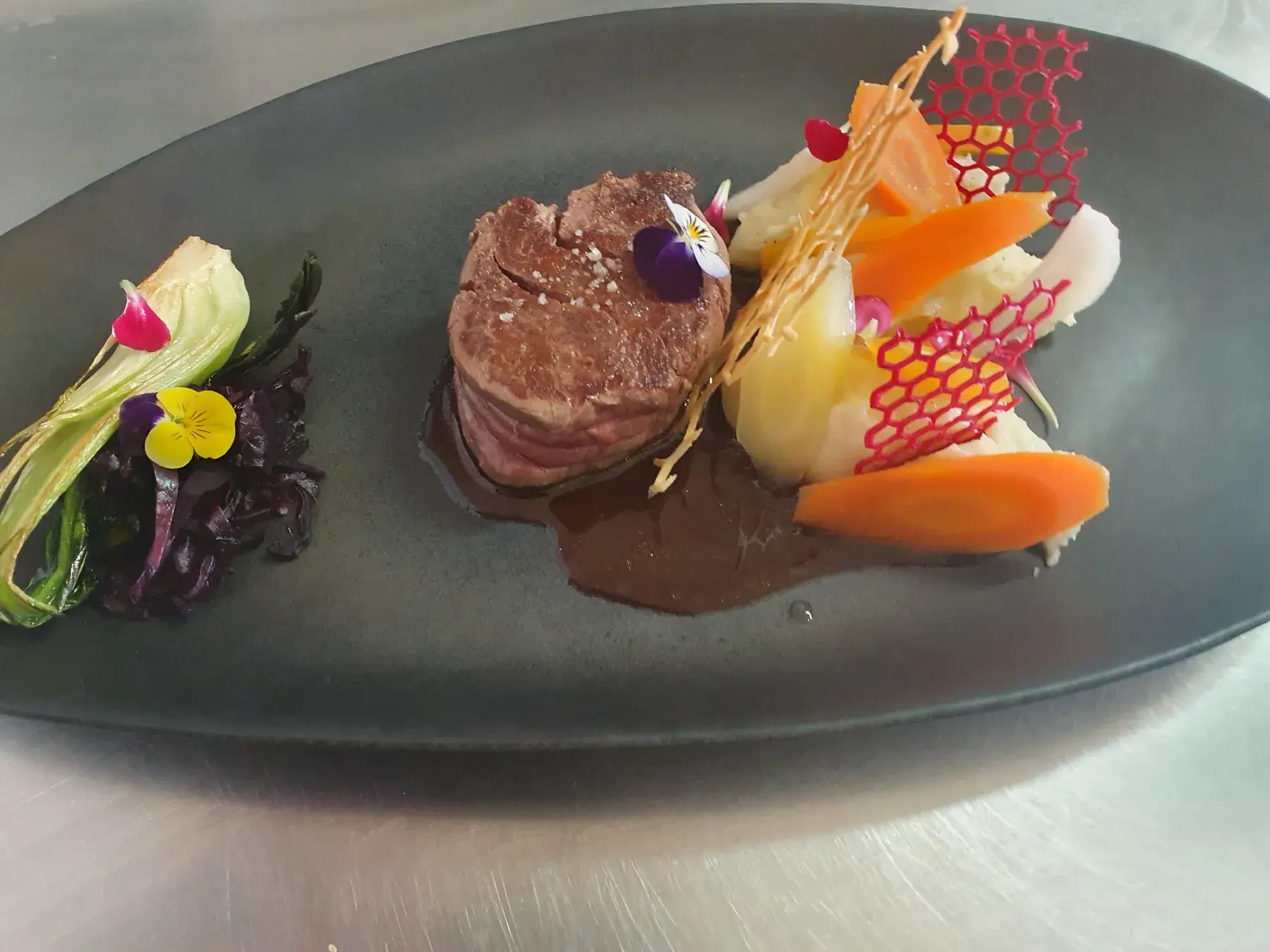 Filet de bœuf, carottes fondantes, endives et tuile croustillante