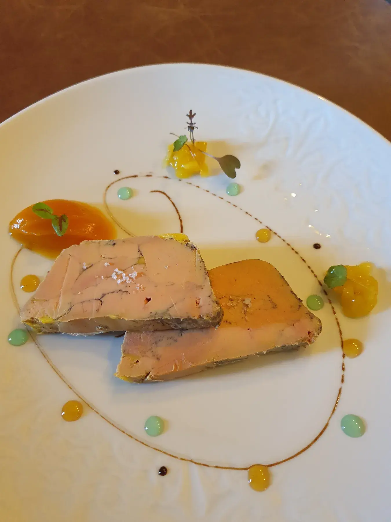 Foie gras mi-cuit, chutney d'agrumes et pointes d'herbes fraîches