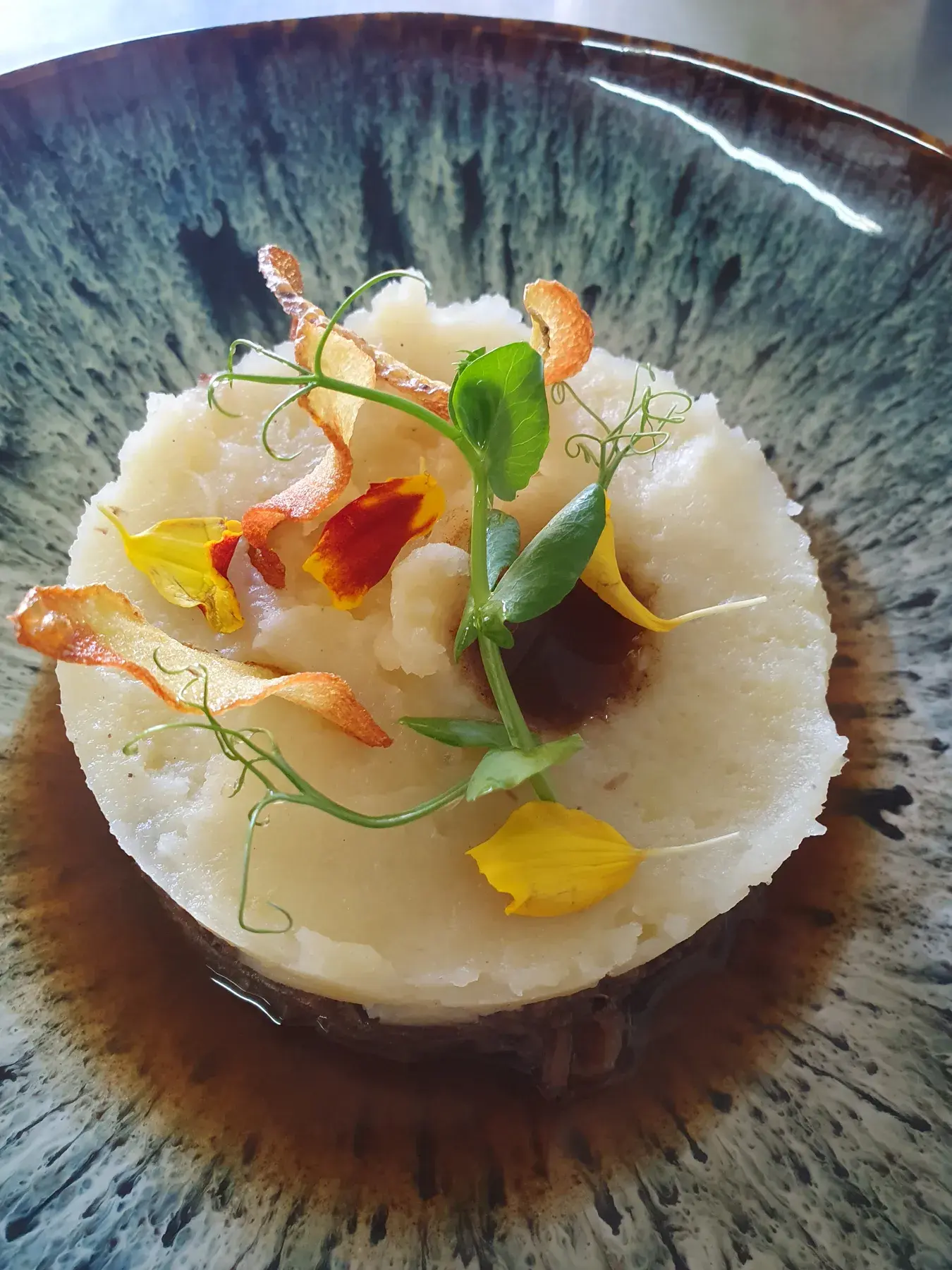 Mousseline crémeuse, fleurs comestibles et jus réduit