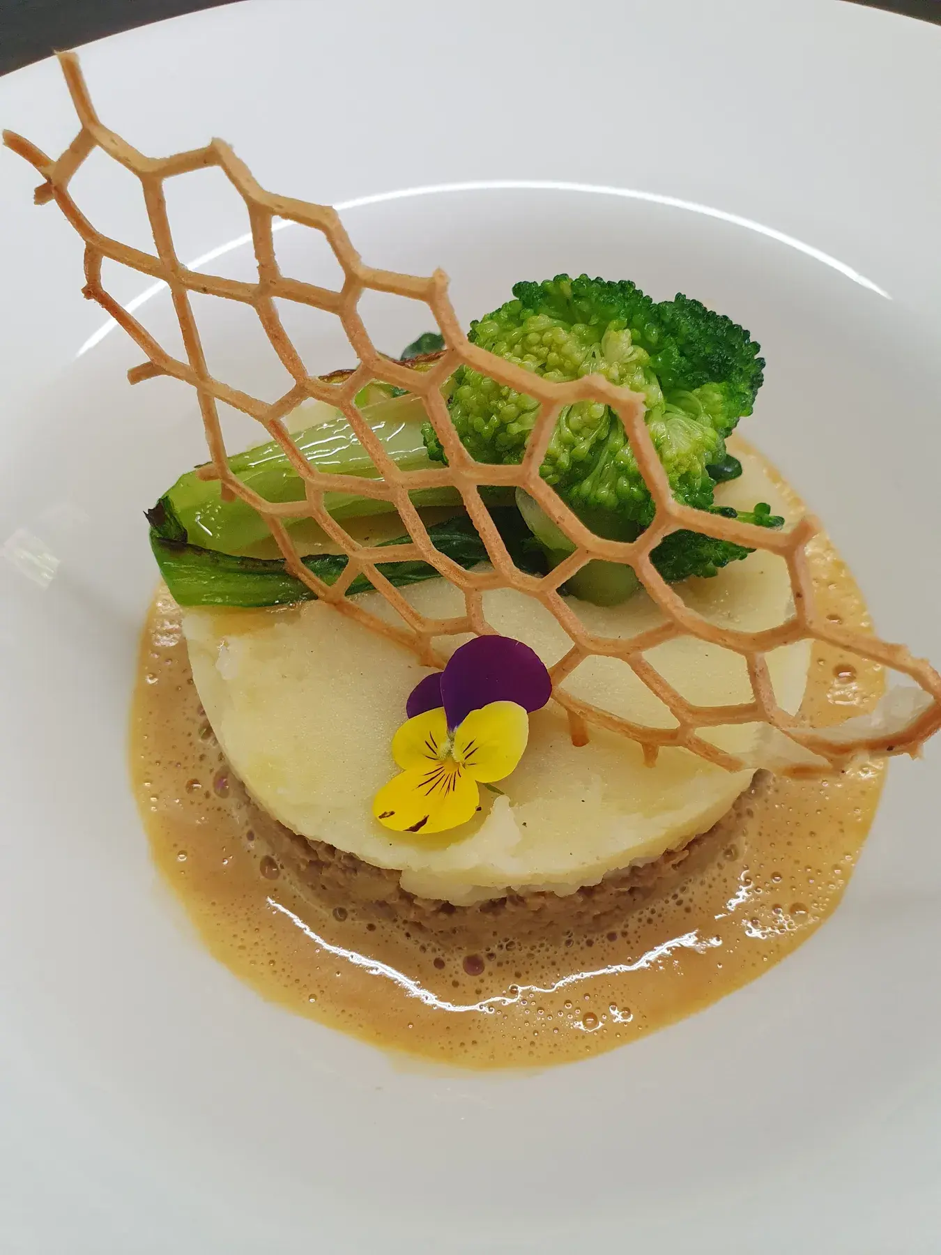 Parmentier revisité, brocoli et romanesco sous une tuile croustillante