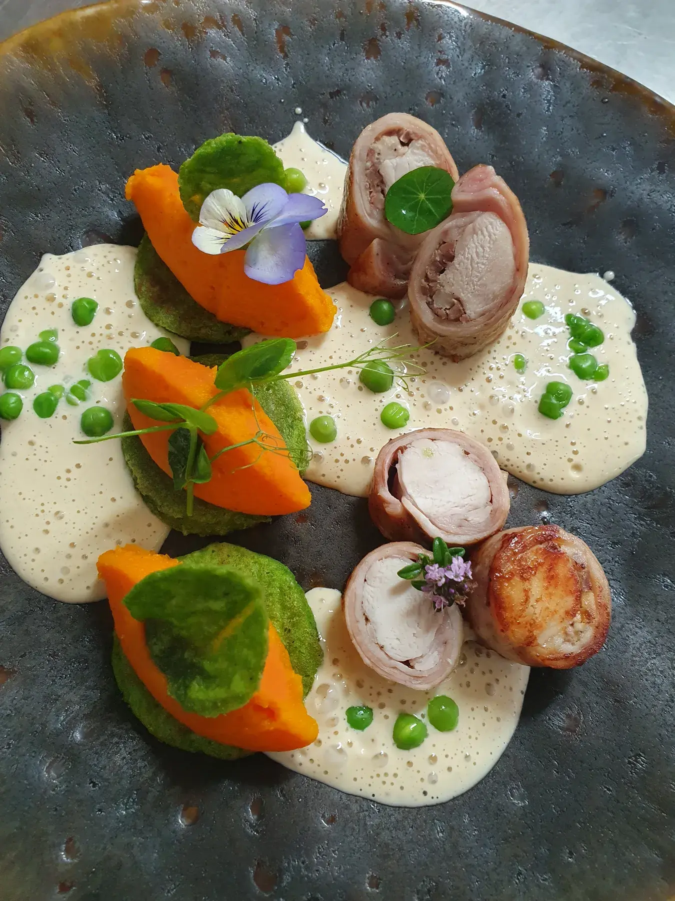 Râble de lapin, blinis de petits pois, purée de carottes et sauce crémée
